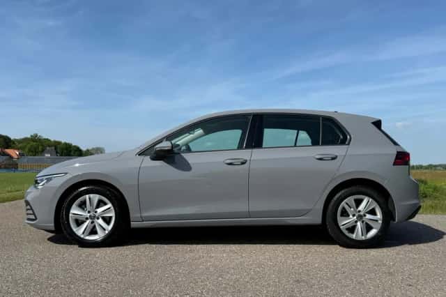 Volkswagen Golf (2023) thumbnail 2