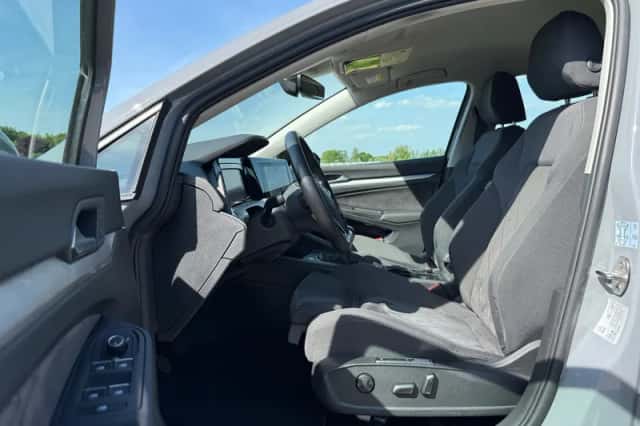 Volkswagen Golf (2023) thumbnail 6