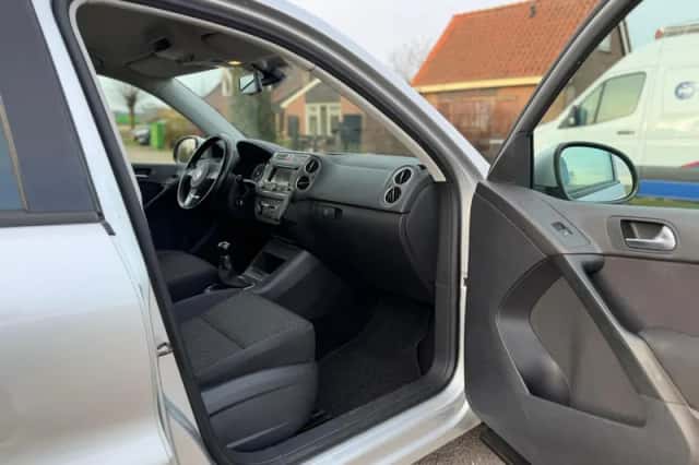 Volkswagen Tiguan (2011) thumbnail 24