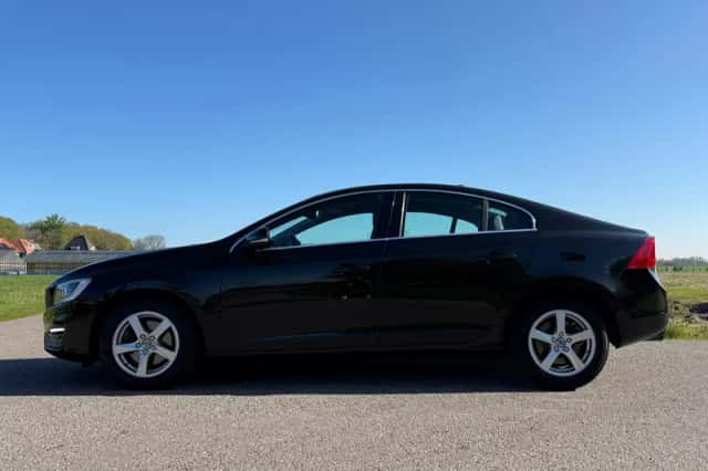 Volvo S60 (2016) thumbnail 2