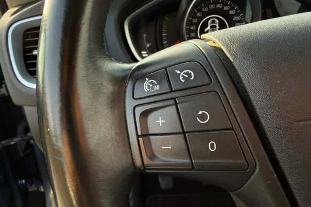 Volvo V40 (2013) thumbnail 15