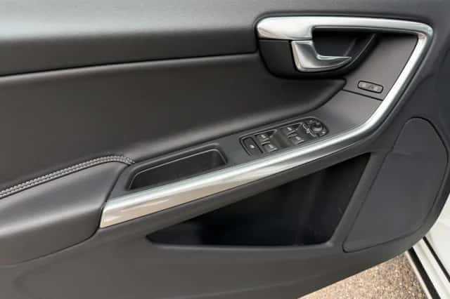 Volvo V60 (2015) thumbnail 17