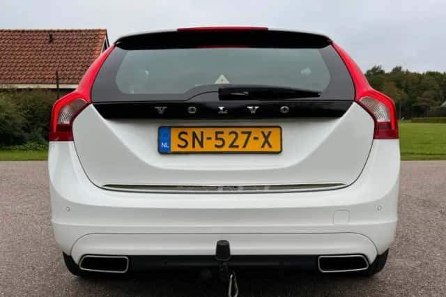 Volvo V60 (2015) thumbnail 23