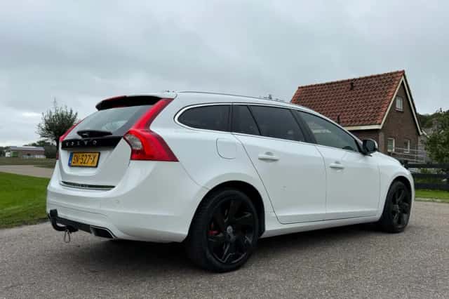 Volvo V60 (2015) thumbnail 34