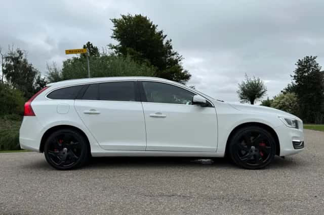 Volvo V60 (2015) thumbnail 35