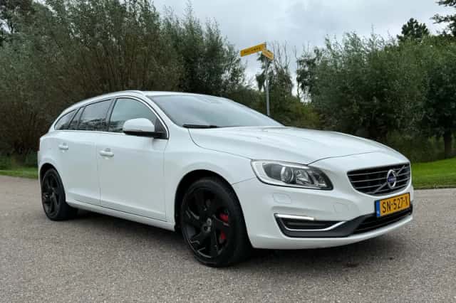 Volvo V60 (2015) thumbnail 36