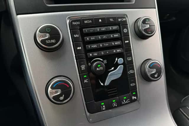 Volvo V60 (2017) thumbnail 11