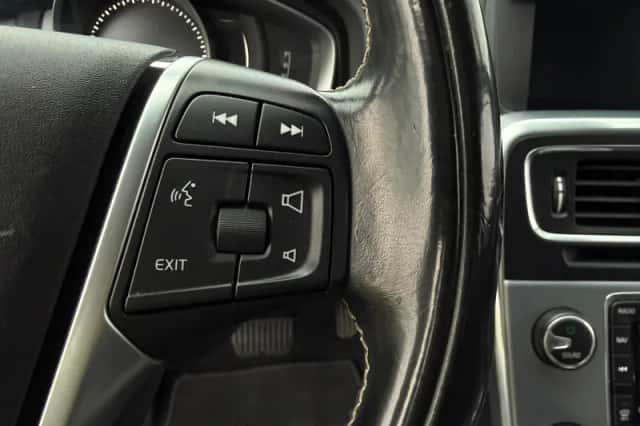 Volvo V60 (2017) thumbnail 17