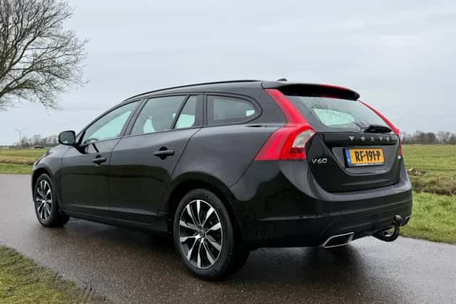 Volvo V60 (2017) thumbnail 3