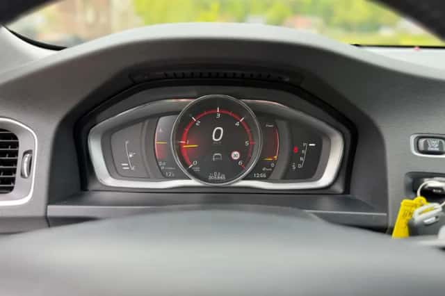 Volvo V60 (2016) thumbnail 16