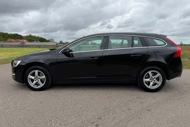 Volvo V60 (2016) thumbnail 3