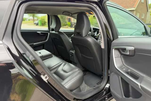 Volvo V60 (2016) thumbnail 24