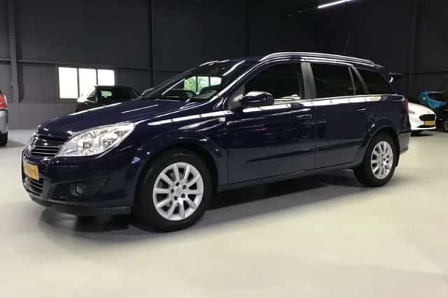Opel Astra (2009) thumbnail 4