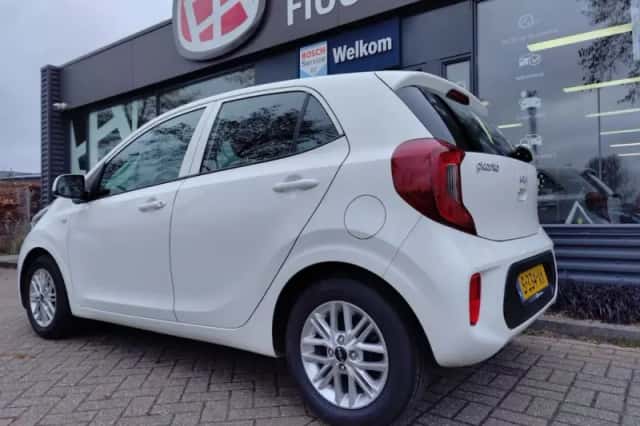 Kia Picanto (2023) thumbnail 3