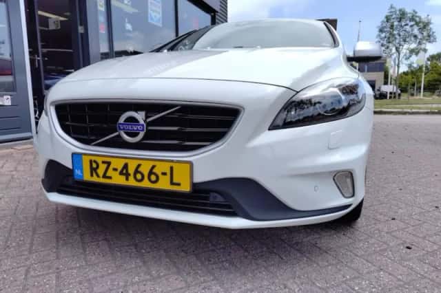 Volvo V40 (2016) thumbnail 3