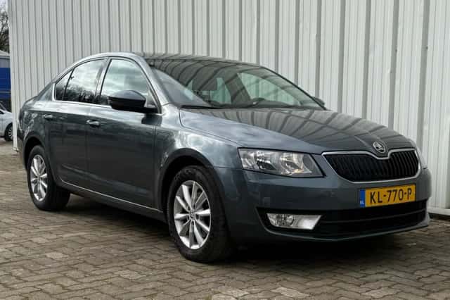 Škoda Octavia (2016) thumbnail 2