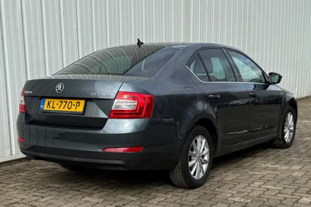 Škoda Octavia (2016) thumbnail 4