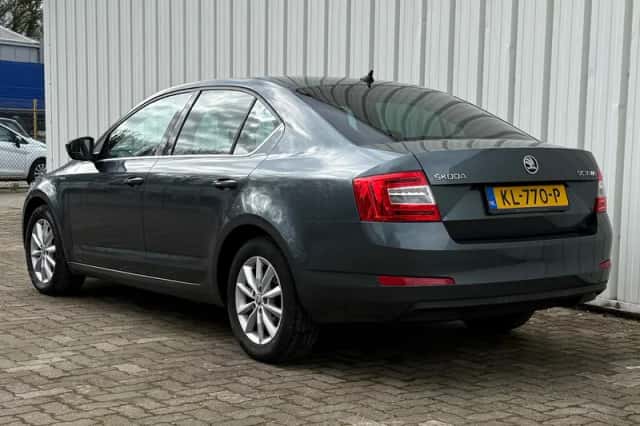 Škoda Octavia (2016) thumbnail 5
