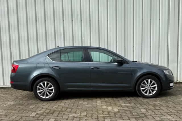 Škoda Octavia (2016) thumbnail 6