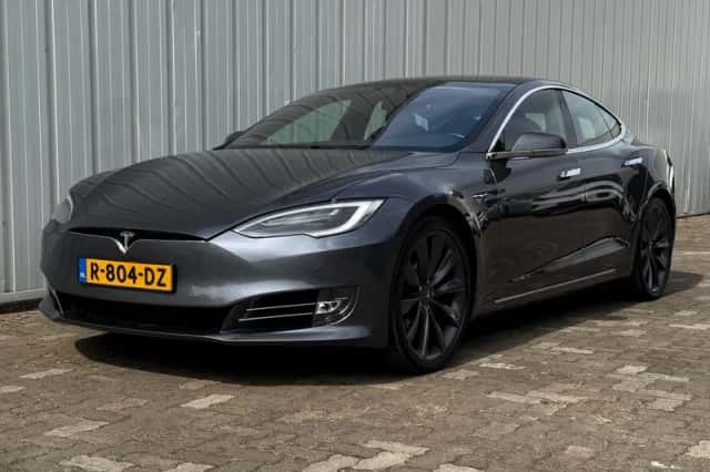 Tesla Model S (2022) thumbnail 1
