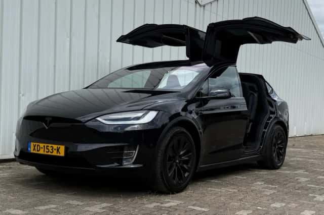 Tesla Model X (2018) thumbnail 1