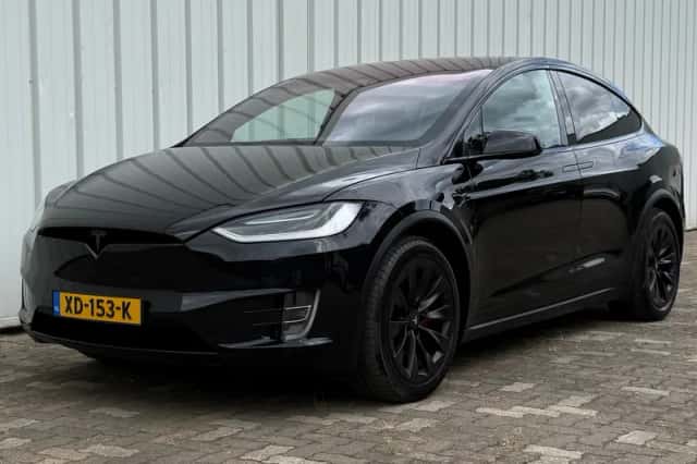 Tesla Model X (2018) thumbnail 2