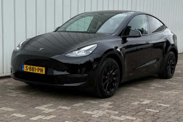 Tesla Model Y (2023) thumbnail 1