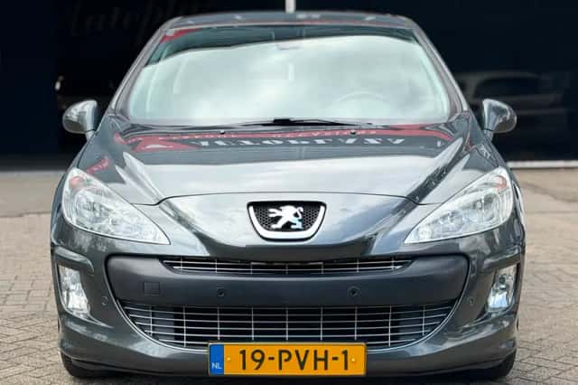 Peugeot 308 (2011) thumbnail 2