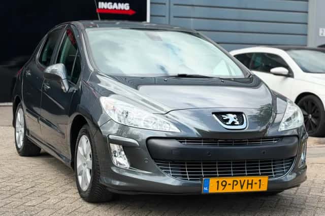 Peugeot 308 (2011) thumbnail 3