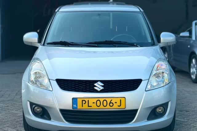 Suzuki Swift (2010) thumbnail 2