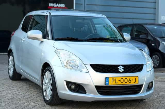 Suzuki Swift (2010) thumbnail 3