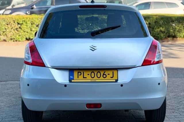 Suzuki Swift (2010) thumbnail 5