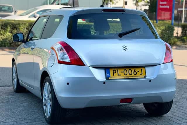 Suzuki Swift (2010) thumbnail 6