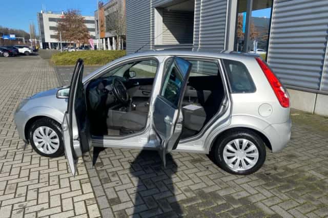 Ford Fiesta (2008) thumbnail 2