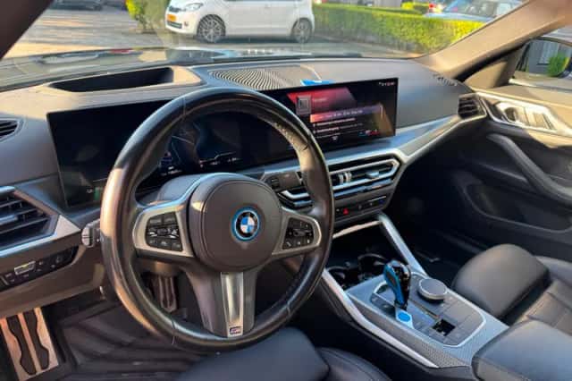 BMW i4 (2022) thumbnail 6
