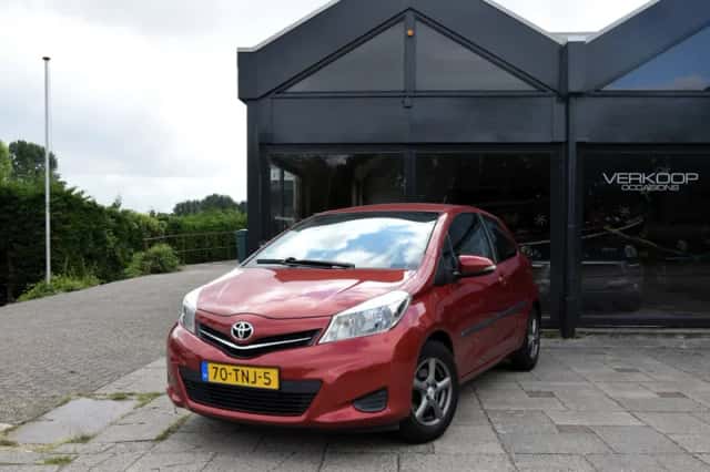 Toyota Yaris (2012) thumbnail 1