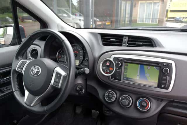 Toyota Yaris (2012) thumbnail 2