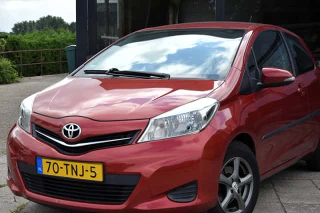 Toyota Yaris (2012) thumbnail 3