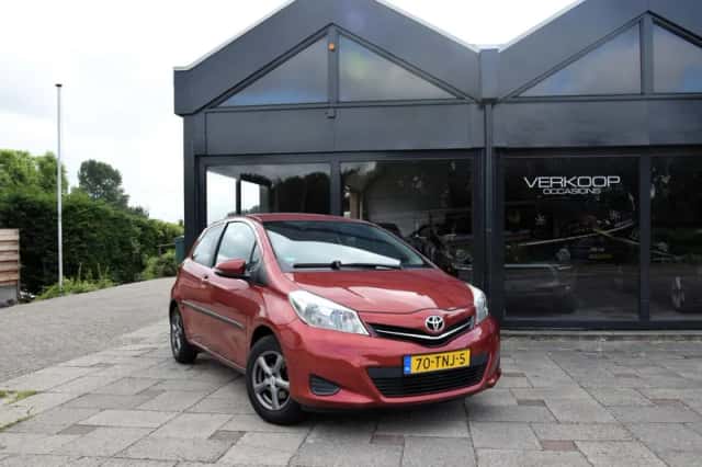 Toyota Yaris (2012) thumbnail 4