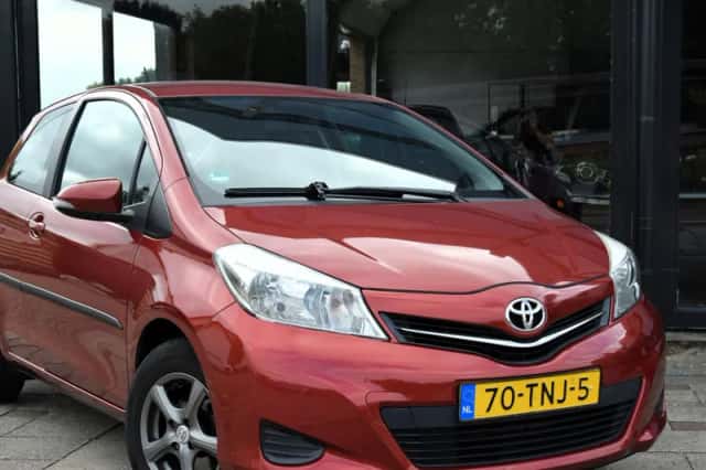 Toyota Yaris (2012) thumbnail 5