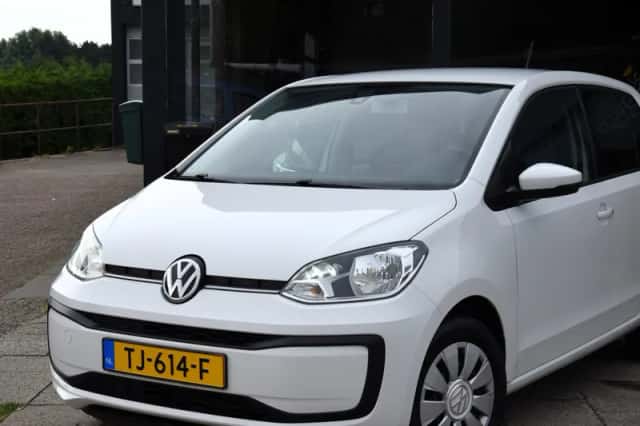Volkswagen Up! (2018) thumbnail 2