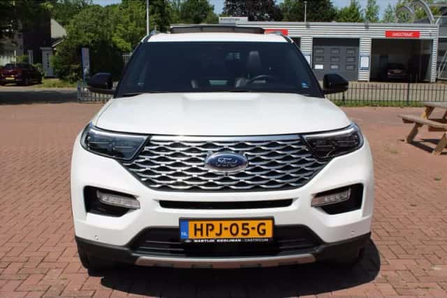 Ford Explorer (2023) thumbnail 3