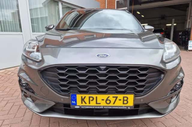 Ford Kuga (2021) thumbnail 3
