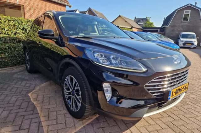 Ford Kuga (2021) thumbnail 3