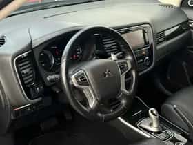 Mitsubishi Outlander (2015) thumbnail 12