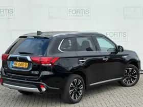 Mitsubishi Outlander (2015) thumbnail 3