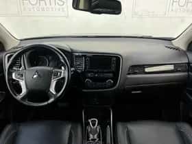 Mitsubishi Outlander (2015) thumbnail 4