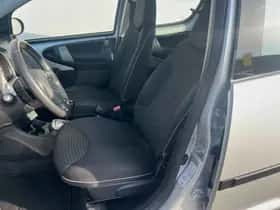 Peugeot 107 (2012) thumbnail 4