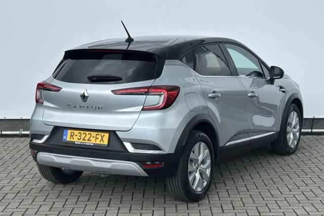 Renault Captur (2022) thumbnail 2