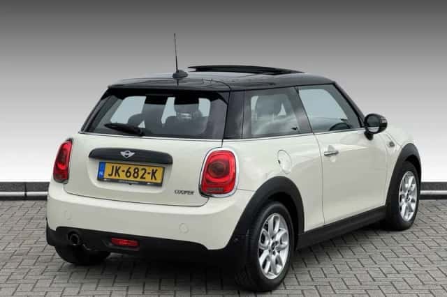 MINI Cooper (2016) thumbnail 2